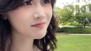 Wanita kecil yang penuh percaya diri