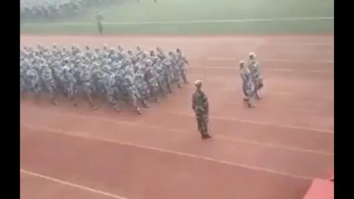 เห็นคนเตะเคารพจนรองเท้าหลุดมามากแล้ว แต่คนที่สามารถสวมกลับเข้าไปได้แบบนี้เพิ่งเคยเจอครั้งแรกเลย