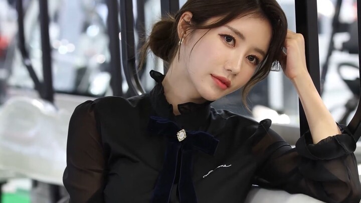 การแต่งตัวด้วยกระโปรงหนังและถุงเท้าเข่าของคุณอิมโซลา