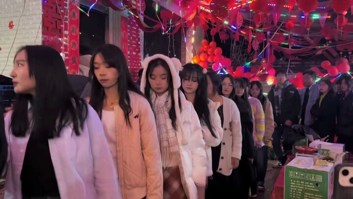 看上哪个跟我说？临沧“企鹅舞”又来了！