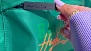 Merchandise kolaborasi Stranger Things dengan MAC benar-benar keren! Tas punggung bergaya retro, kes