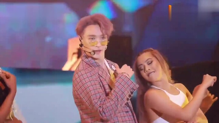 Zhang Yixing sings and dances "Honey", this look is awesome! The fans are cheering for him very well