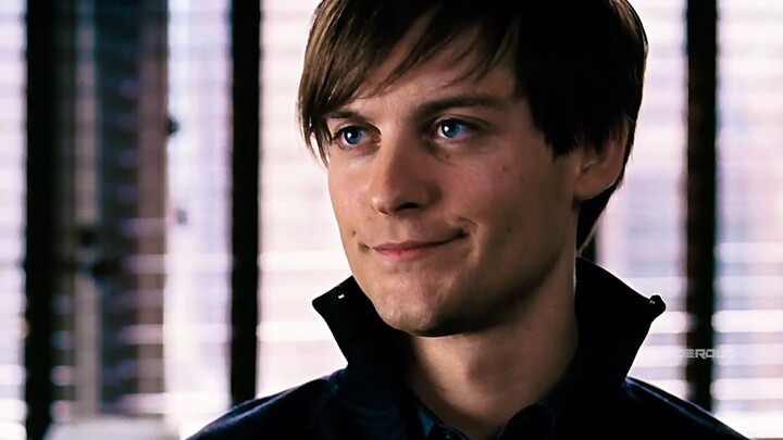 Si preman Maguire memang kocak, Garfield memang ganteng banget, dan Tom Holland benar-benar menggema