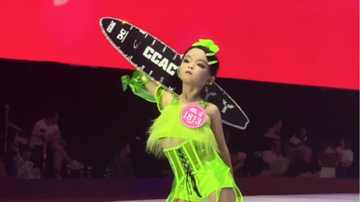 舞台背后的意义，每一份背后的努力都在舞台上完美展现，印证了“台上一分钟，台下十年功”，如果你期待在未来有所成就，就必须付出成倍的努力。