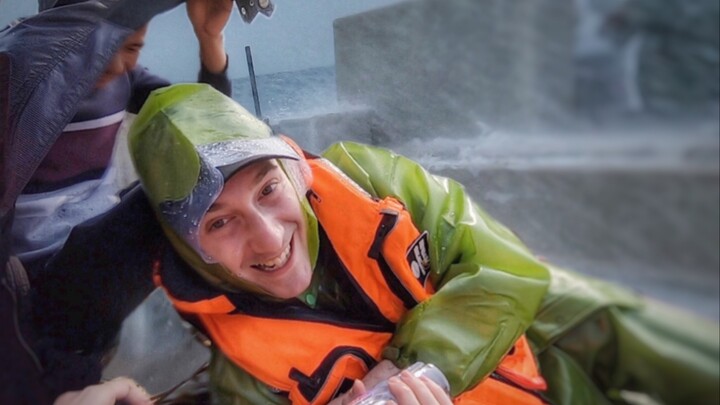 I went out to sea to catch crabs but encountered strong winds and waves. I almost vomited!