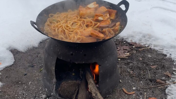 Today I’m eating Xinjiang fried rice noodles.
