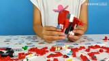 Ozawa chơi đồ chơi với các khối xây dựng, có thể lắp ráp thành một con rô bốt bọc thép biến dạng