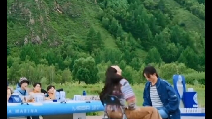 จินเฉินกับจางอี้ฟานดวลแข้งประชันกำลังมือ