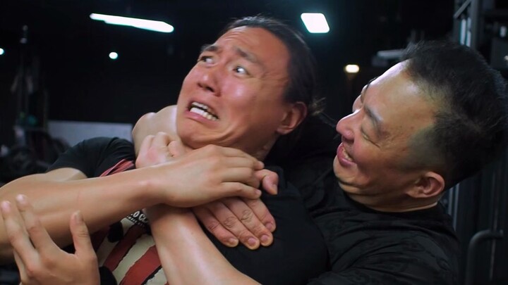 “Padahal aku yang datang lebih dulu, janganlah melakukan hal seperti bertatapan mata begini!”