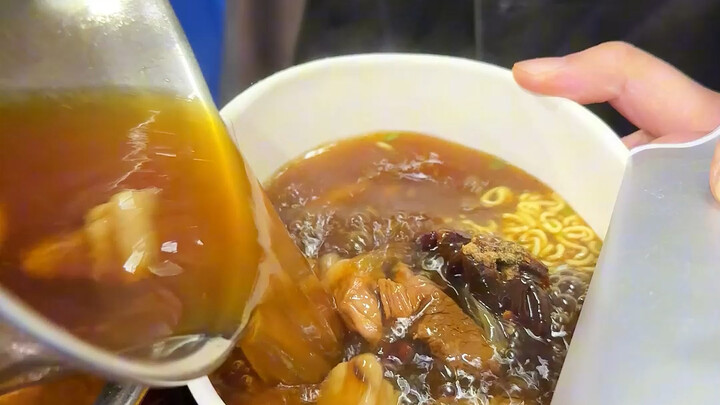 เรียนแล้วทั้งหิวทั้งง่วงเหรอ? ครูใหญ่จัดอาหารกลางดึกให้แล้วนะ