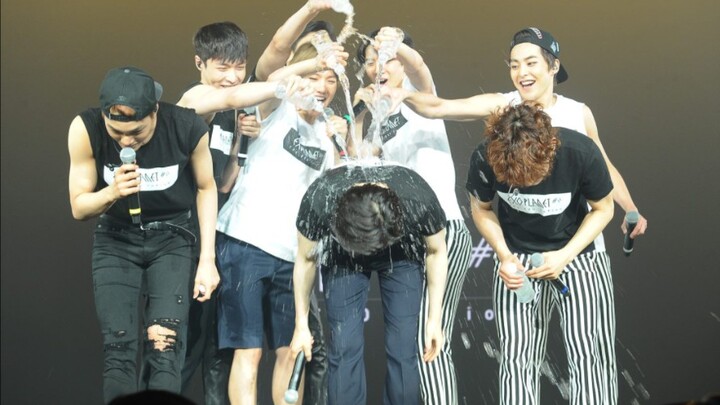 【EXO】Heart-Wrenching! Junmyeon Drops a Late-Night Post About the Famous Water-Splashing Incident—Tur
