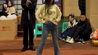 นักศึกษาสาวเต้นเหวี่ยงแส้
