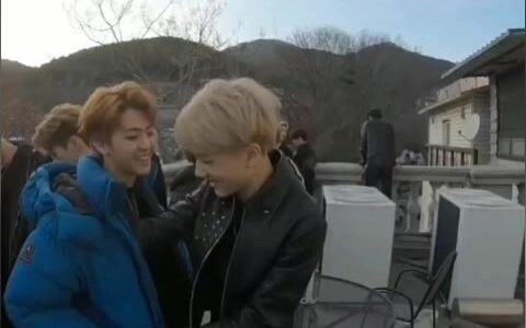 【พัคจีซอง นาแจมิน ฮวางอินจุน ตงซือเฉิง】ก็เป็นการให้ความอบอุ่นเหมือนกัน ดูอย่างพี่นาพี่ซองสิ แล้วลองด