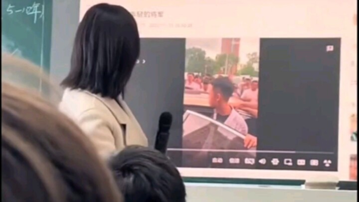 老师犹豫了一波， 不对劲看着第二个像个军样，结果还是宇将军😂😂