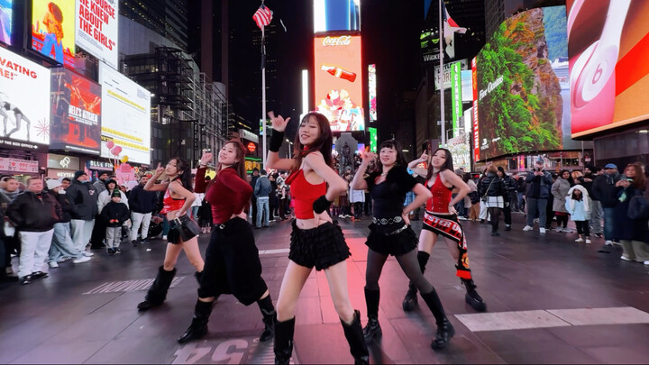 Đoạn nhảy lại mượt như một cảnh quay liền mạch của màn nhảy spaghetti ở Quảng trường Thời đại New Yo