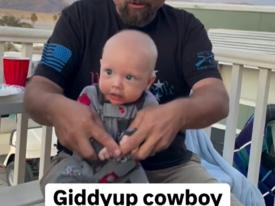 وجه الطفل حائر تمامًا، ما الذي حدث...؟