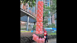 Piggy Balloon Tower | The uncle is still puzzled... Why have so many adults been buying balloons the