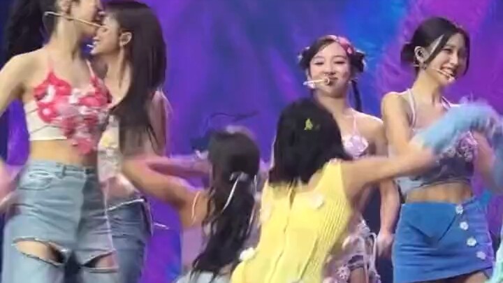 Mệt rồi, đình công luôn! Cuối cùng Mina-chan chỉ mình cô ấy nâng ly