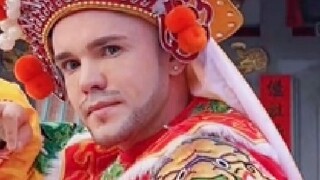 Is this Yingge dance? How many people are needed to perform Yingge dance?