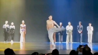 Adik laki-laki melakukan tarian sutra