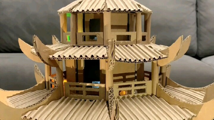 Buat bangunan tiga lantai kuno dari kotak kardus kurir, yang tampak sangat mirip dengan Menara Kepak