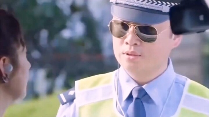 Keterampilan mengemudi pengemudi tua itu luar biasa!