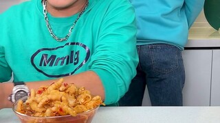 #Lemon-flavored boneless chicken feet Quietly turn my body around to see Binbin's reaction.