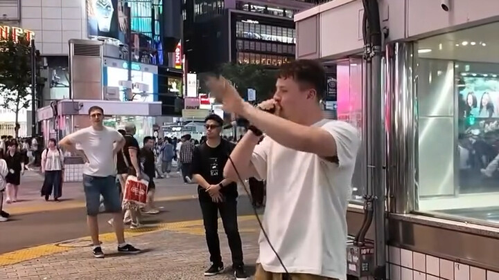 dlow met a Beatboxer on the streets of Tokyo and performed freestyle