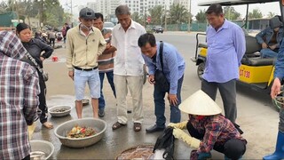 3 chú từ thiện bị dí không đi được bởi các chị em bạn hàng cá ở bải biển Sầm Sơn (Thanh Hoá).