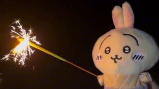 Release chiikawa sparklers at the beach