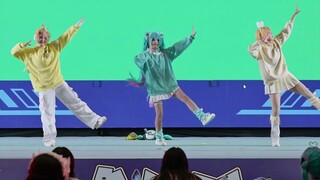 The three little ones from the V family, eating snacks on stage? And winning awards? [Destruction Pl