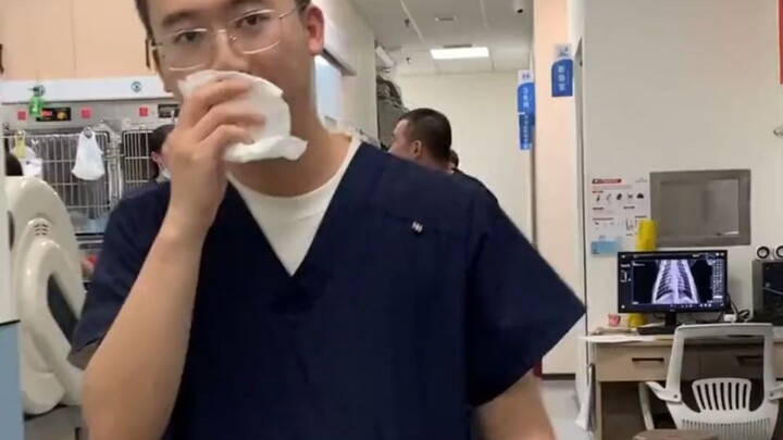 هذا الأخ مذهل جدًا حتى في عالم الطب البيطري بأكمله! المتابعون: خُذ حبة من دواء تجنّب القوافي، فقوافي