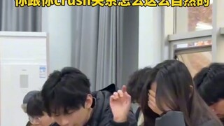 女生早八赶时间，只化了一半的眼妆偶遇Crush。