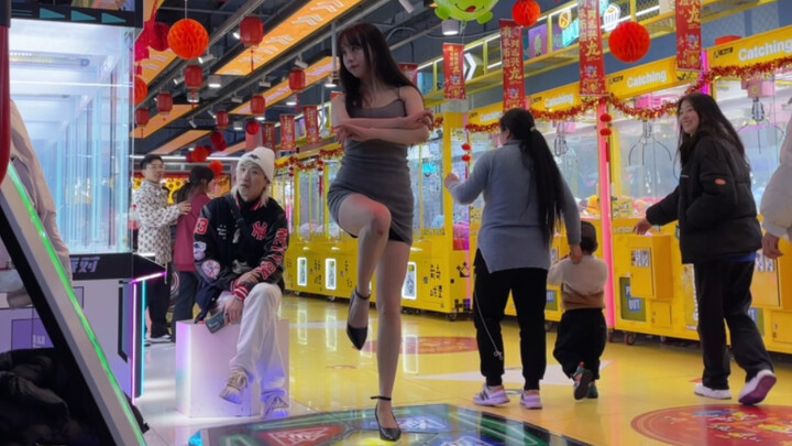 Sexy spaghetti-strap hip-hugging skirt, dance machine's second-generation group Alone