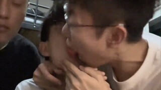 “喝室友西瓜汁..”