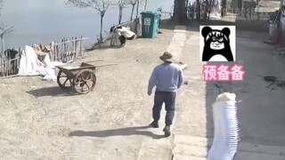 الأب العجوز: ابنتان ذكيتان مثلك، ولي اثنتان بالفعل!!