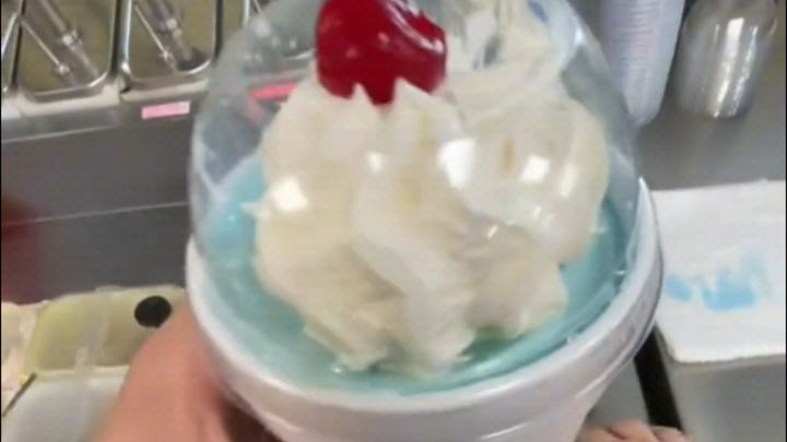 Proses Pembuatan Milkshake Berry di Toko Teh Susu Amerika