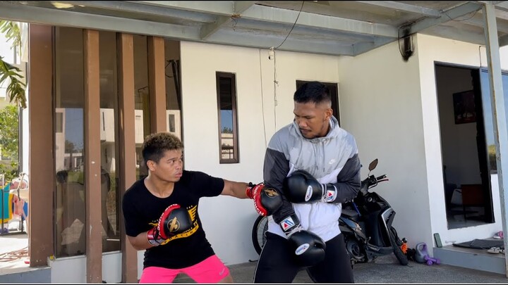 Jonas Sultan tinuturo yung pang Knock Out na suntok niya