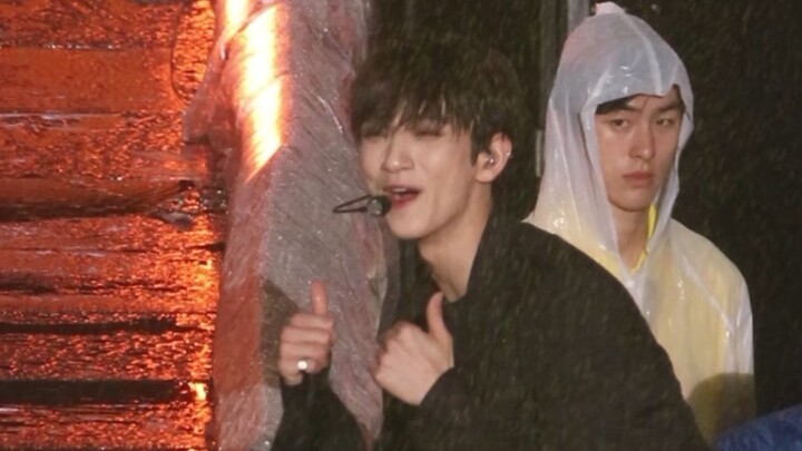 [SEVENTEEN] What Do Male Celebrities Do When They Trip on Stage in the Rain? Joshua Nailed It!