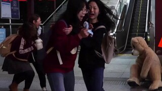 [Street Prank Challenge 36] The young lady deliberately brought her friends to play a prank, but she