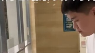 Chồng đi cùng vợ đi tiêm châm cứu, cảnh tượng sau khiến người ta dở khóc dở cười