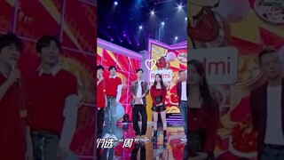 Compare his attitude. Women only.#wangyibo #zhaoliying #wangyibo_zhaoliying