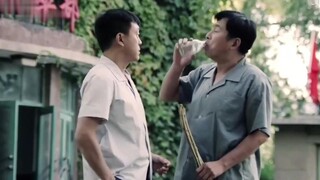 老厂长下岗了，傻柱暗中送酒和花生米，情分还是没有忘记