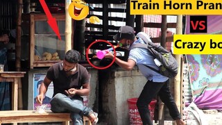 ที่ดีที่สุดของฮอร์นรถไฟเล่นตลก ! Train Horn Prank 2021-Loud Horn Prank Reaction สาธารณะ