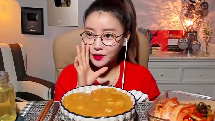 Dorothy多萝西吃辣味咖喱拌饭，放上多点辣椒更合胃口哟~