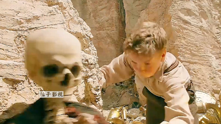 男孩发现一个可以将任何东西变成黄金的水坑，这究竟发生了什么