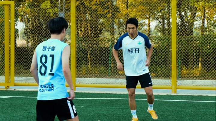 Ngelawan sambil bawa bola kan nggak berlebihan, ya?