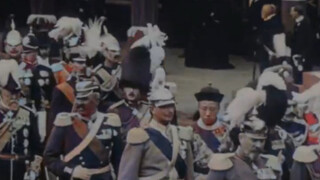 لقطات حقيقية لعام 1910 تُظهر أمير من أسرة تشينغ يشيع جنازة ملك بريطانيا، التشكيلة كانت فاخرة للغاية 