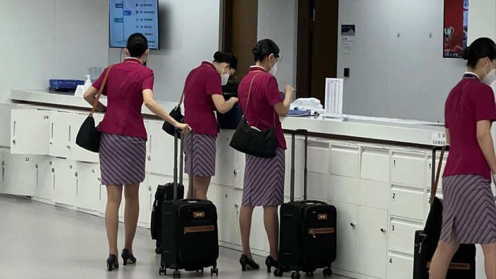 الروتين اليومي لمضيفة الطيران في الرحلات الجوية