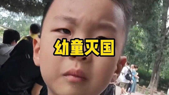 Trước thì có đứa trẻ ngây thơ hỏi về hạt nhân, nay lại có cậu bé nhỏ tuổi “diệt quốc”